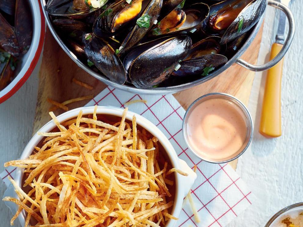 Image of Mussels in White Wine with Fries